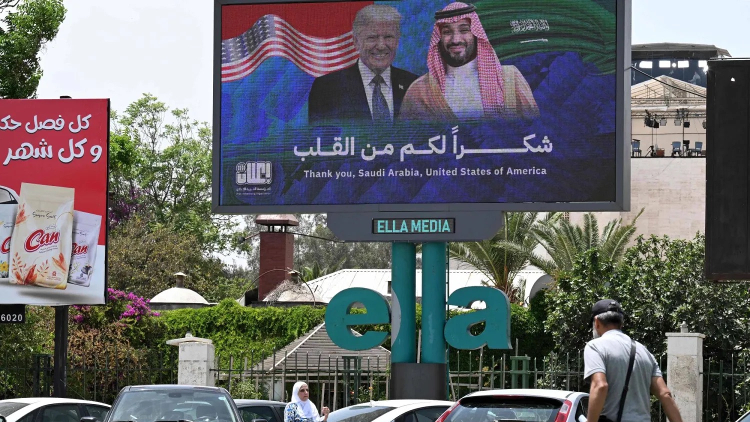 لافتة في دمشق تحمل صورتي ولي العهد السعودي الأمير محمد بن سلمان والرئيس الأميركي دونالد ترامب وذيلت بعبارة 