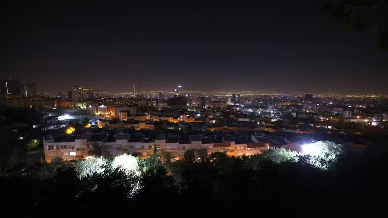 منظر عام لمدينة طهران ليلاً: تشهد البلاد زيادة متكررة في ساعات تقنين الكهرباء