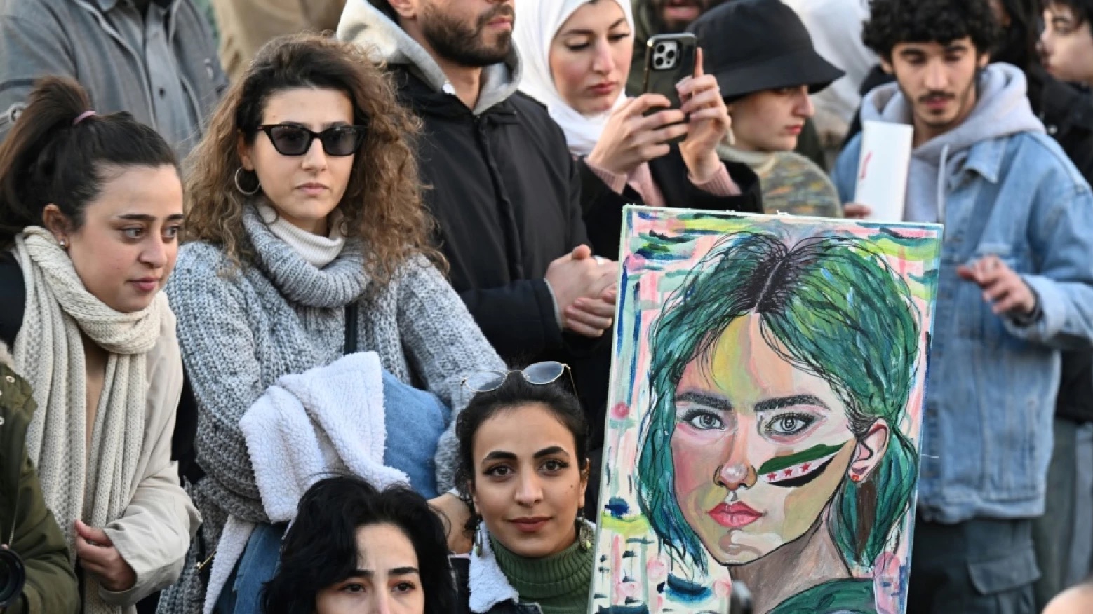 من تظاهرة في ساحة الأمويين تطالب بمنح المرأة حقوقها في سوريا الجديدة بعد سقوط نظام الأسد