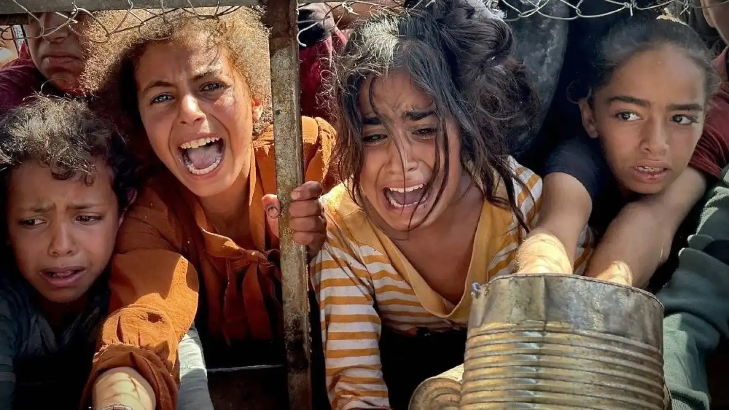 أطفال جياع يتهافتون على نيل نصيب من المساعدات الغذائية في غزة
