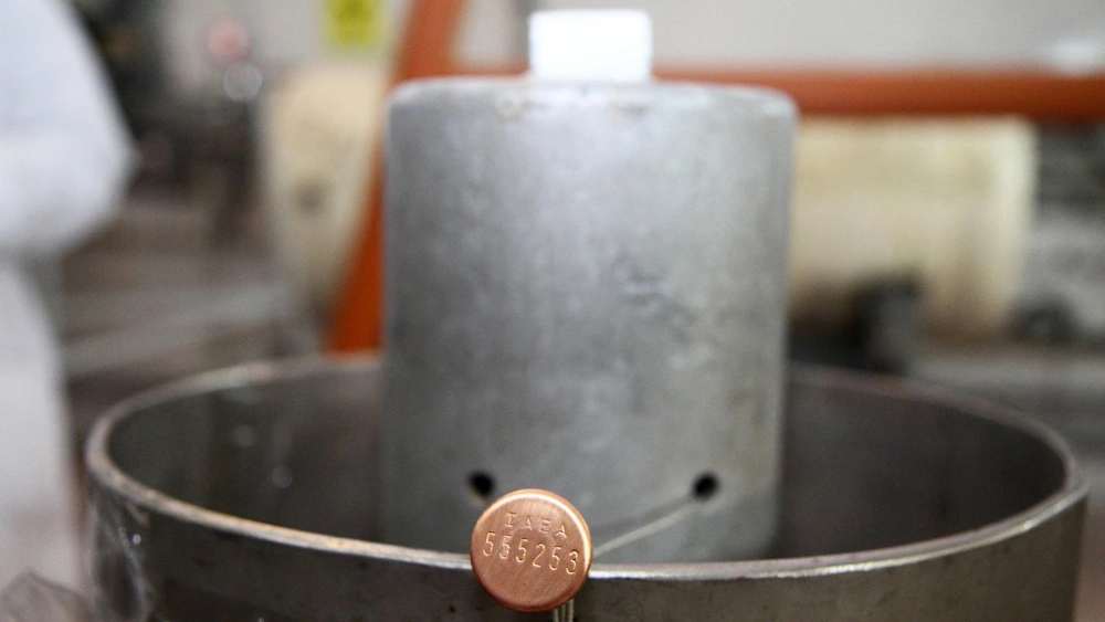 ختم يحمل الأحرف الأولى من اسم الوكالة الدولية للطاقة الذرية