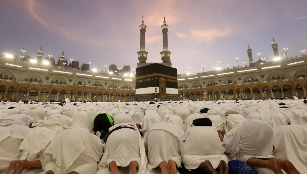 مسلمون يؤدون صلاتهم حول الكعبة، أقدس مزار إسلامي، داخل مجمع المسجد الحرام في مكة المكرمة في 2 حزيران (يونيو) 2025