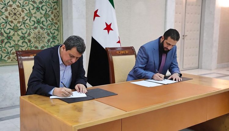 الرئيس أحمد الشرع والجنرال مظلوم عبدي على طاولة التوقيع