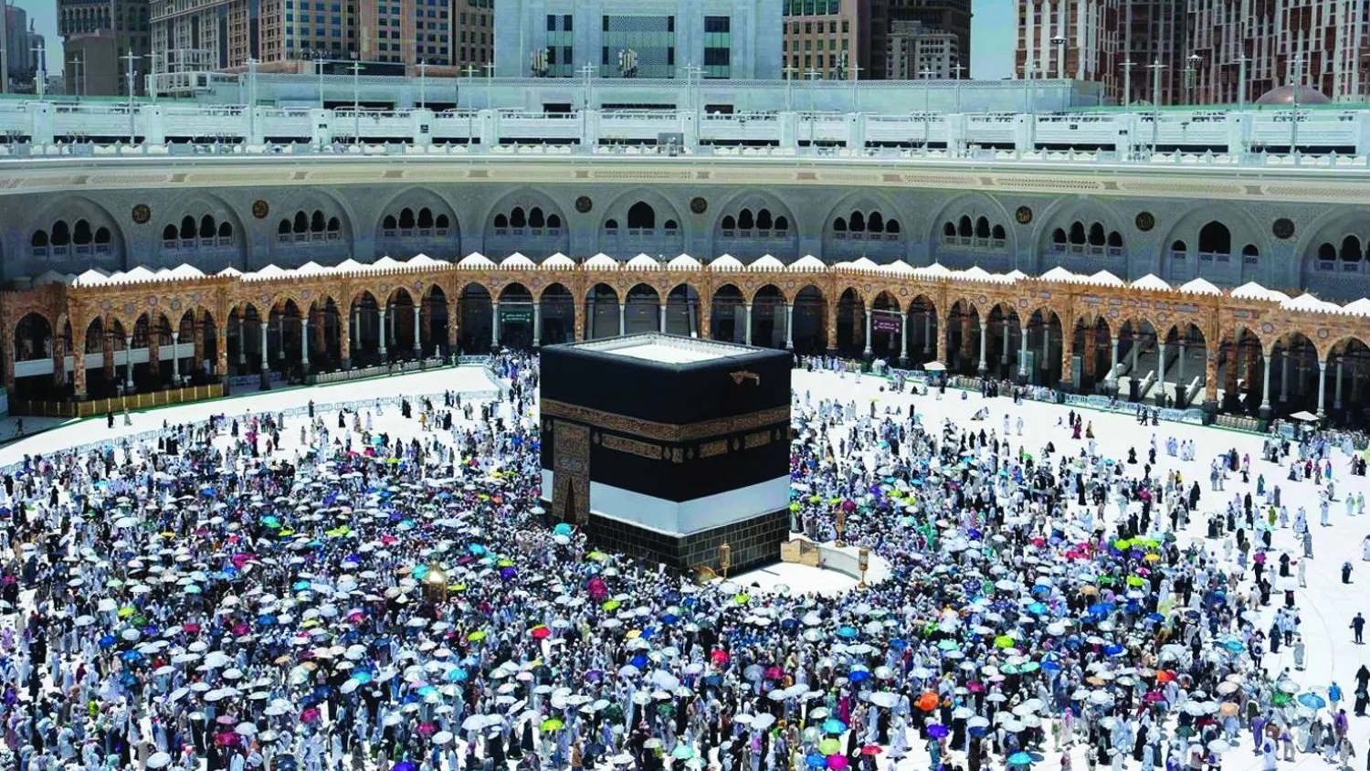 جانب من طواف الحجاج حول الكعبة