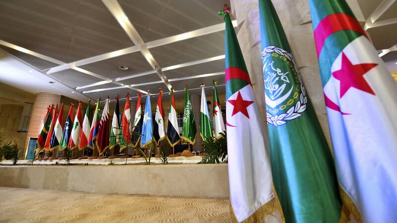 أعلام الدول الأعضاء في جامعة الدول العربية في مركز المؤتمرات عند انعقاد قمة الجامعة في العاصمة الجزائرية الجزائر