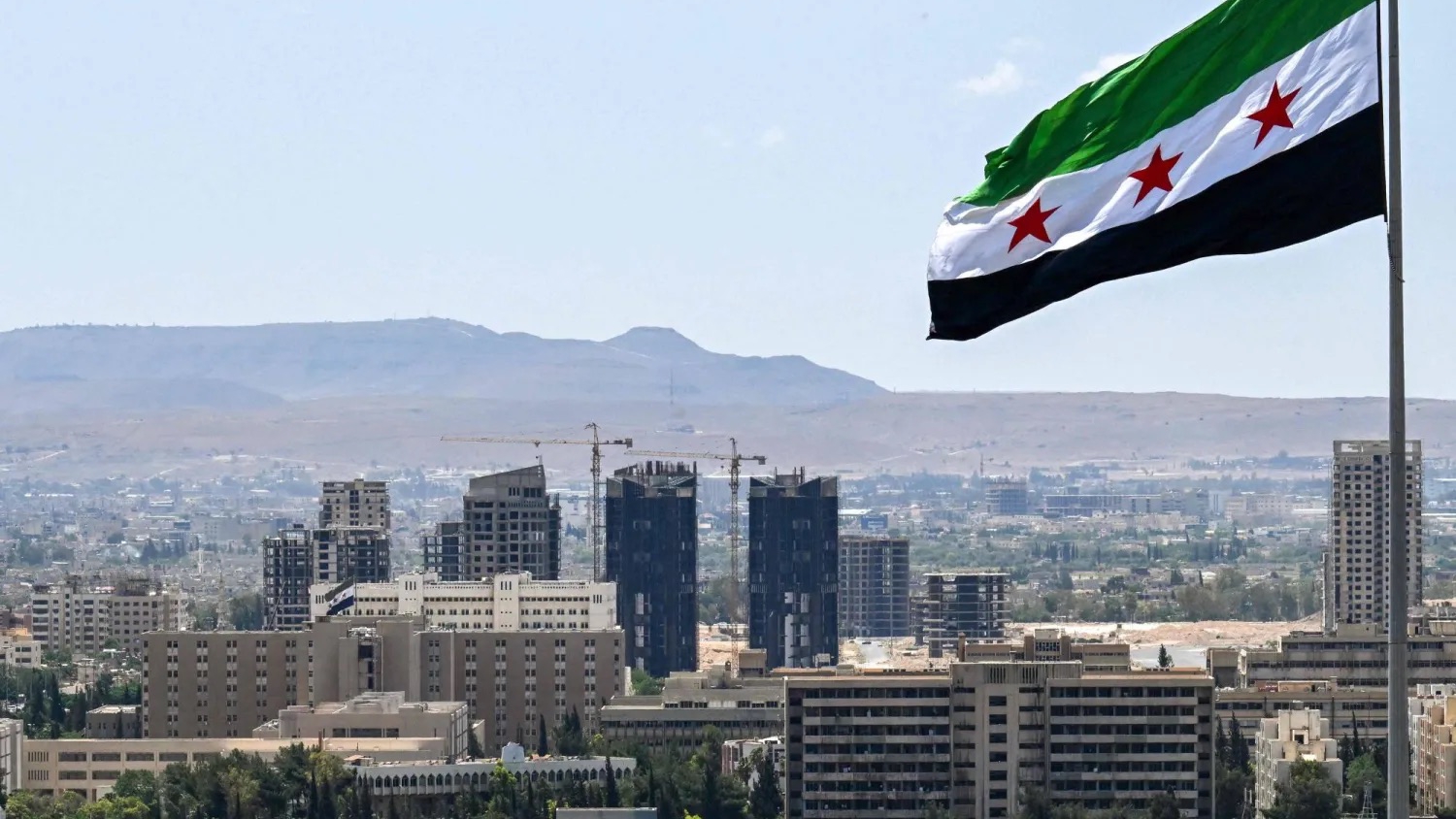 العلم السوري يرفرف فوق حديقة تشرين في دمشق