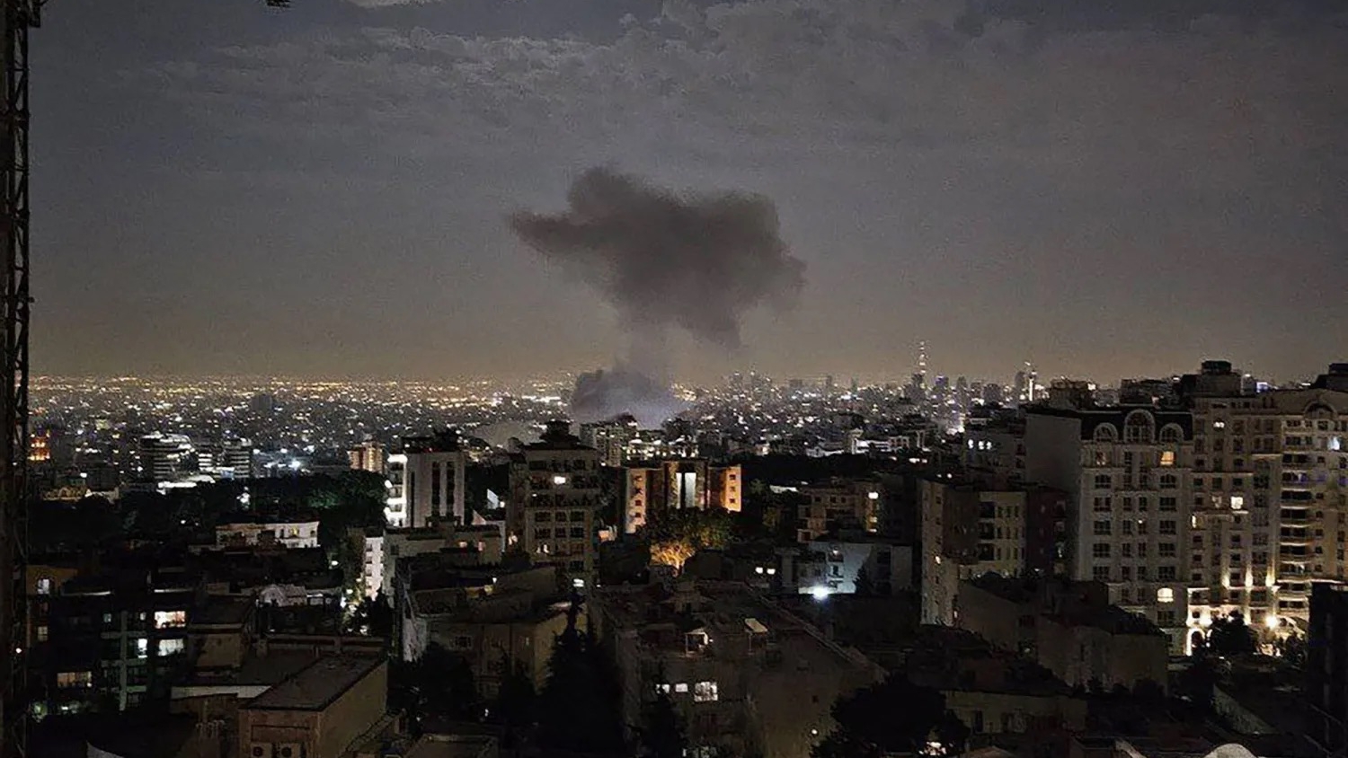 صورة نشرتها قناة تابعة للحرس الثوري الإيراني على تليغرام لموقع في طهران استهدفته غارة إسرائيلية