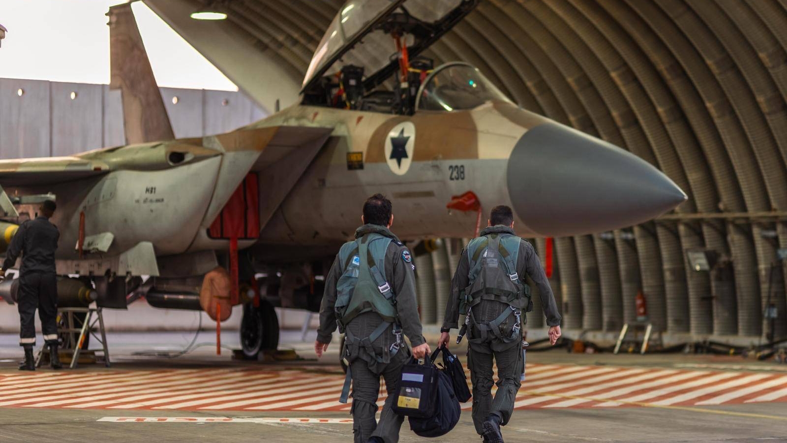 طيارون إسرائيليون يتوجهون لقيادة طائرة من طراز