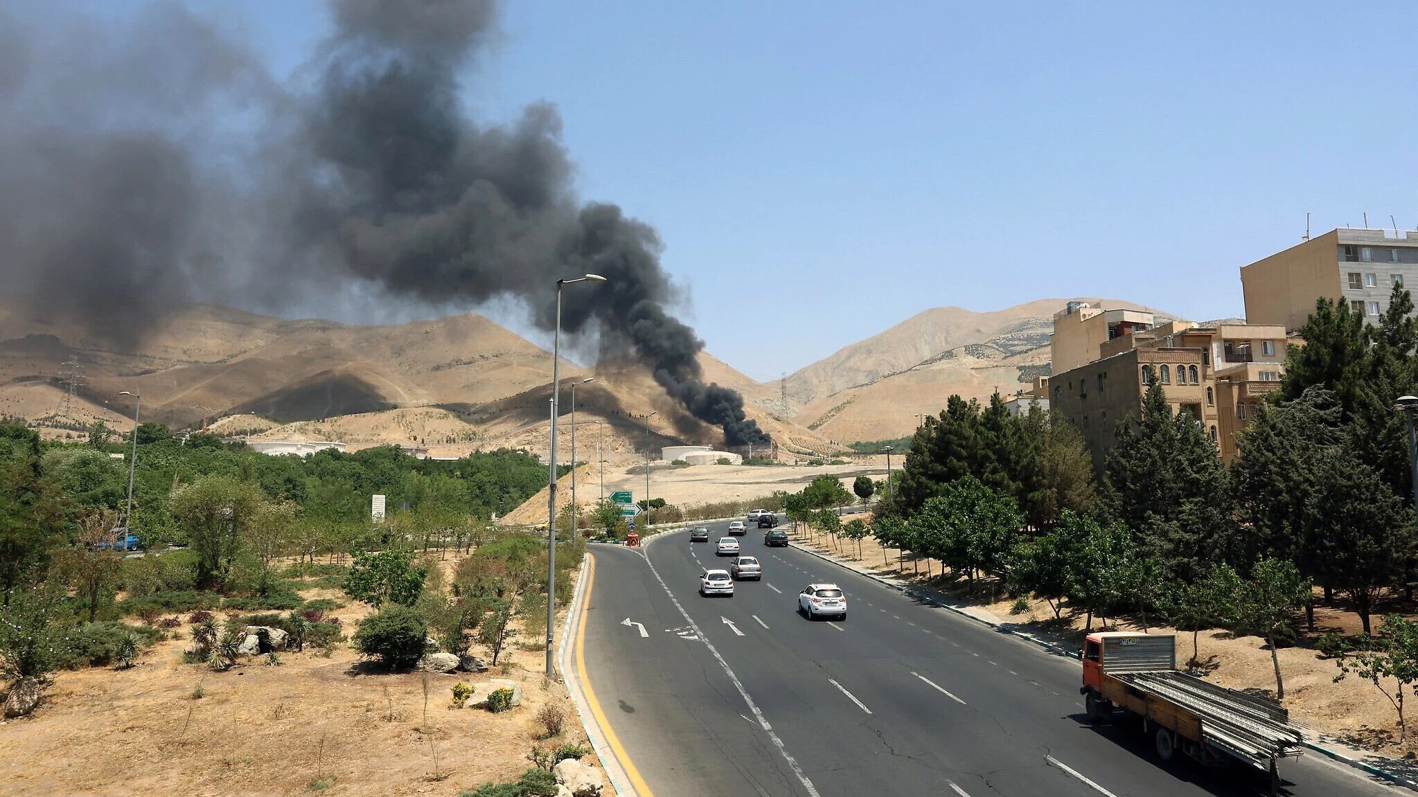 الدخان يتصاعد من مستودع شهران النفطي، شمال غرب طهران، بعد قصف إسرائيلي، في 16 حزيران (يونيو) 2025