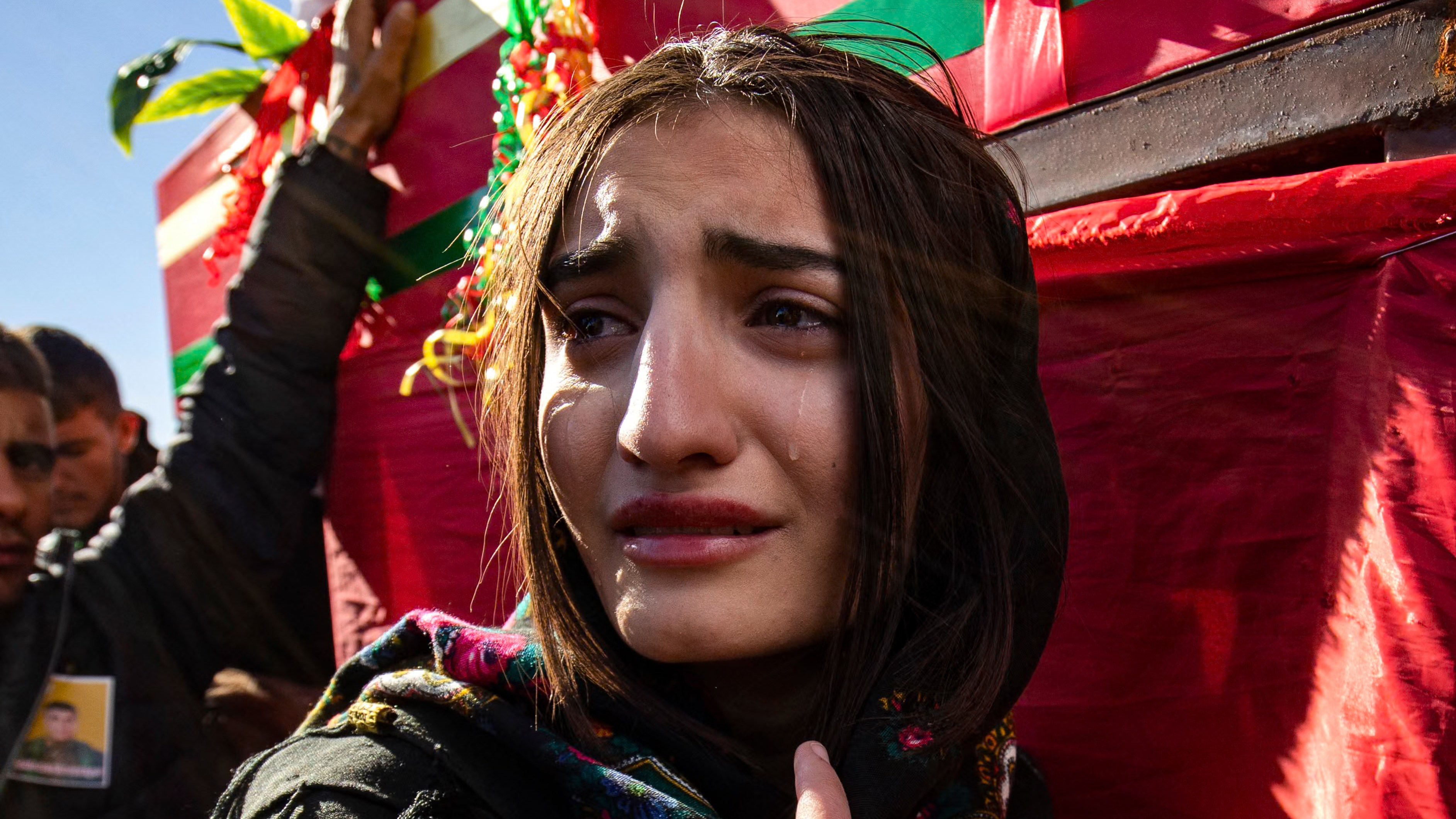 امرأة في جنازة خمسة مقاتلين أكراد قُتلوا في منبج خلال اشتباكات مع الفصائل السورية المسلحة في 14 كانون الأول (ديسمبر) 2024
