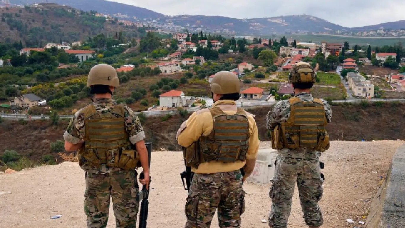 جنود لبنانيون يقفون على تخوم بلدة المطلة الإسرائيلية الحدودية