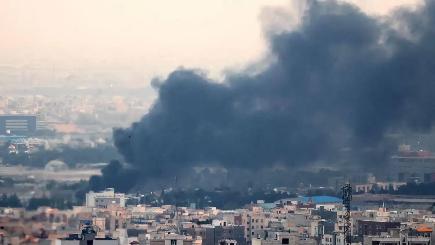 دخان كثيف يتصاعد عقب انفجار بجنوب غرب طهران