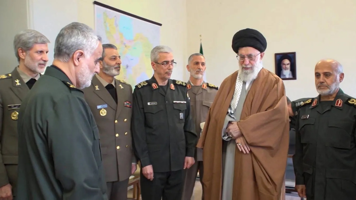 المرشد علي خامنئي يتوسط قادة في 