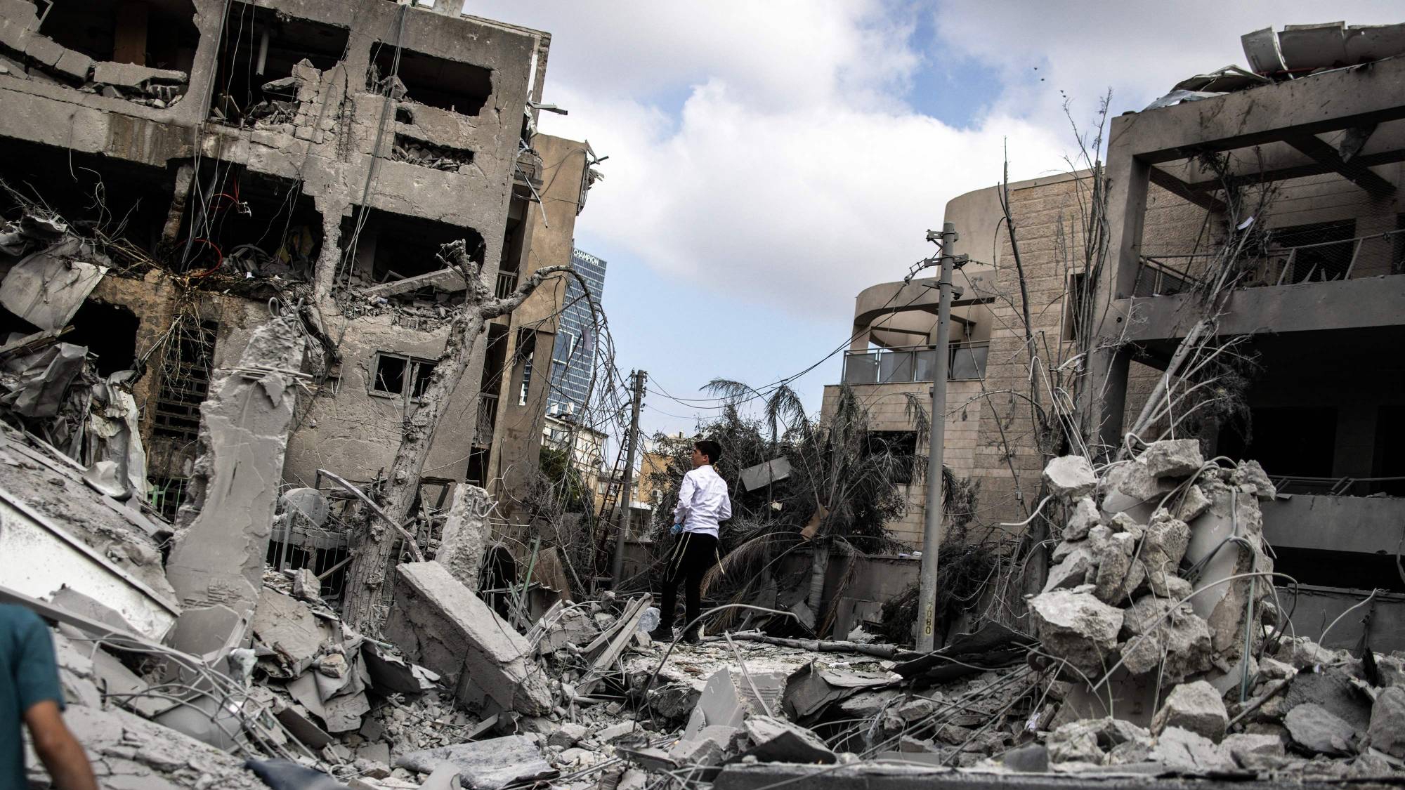 آثار الدمار إثر قصف صاروخي إيراني في بني براك شرق تل أبيب يوم الاثنين