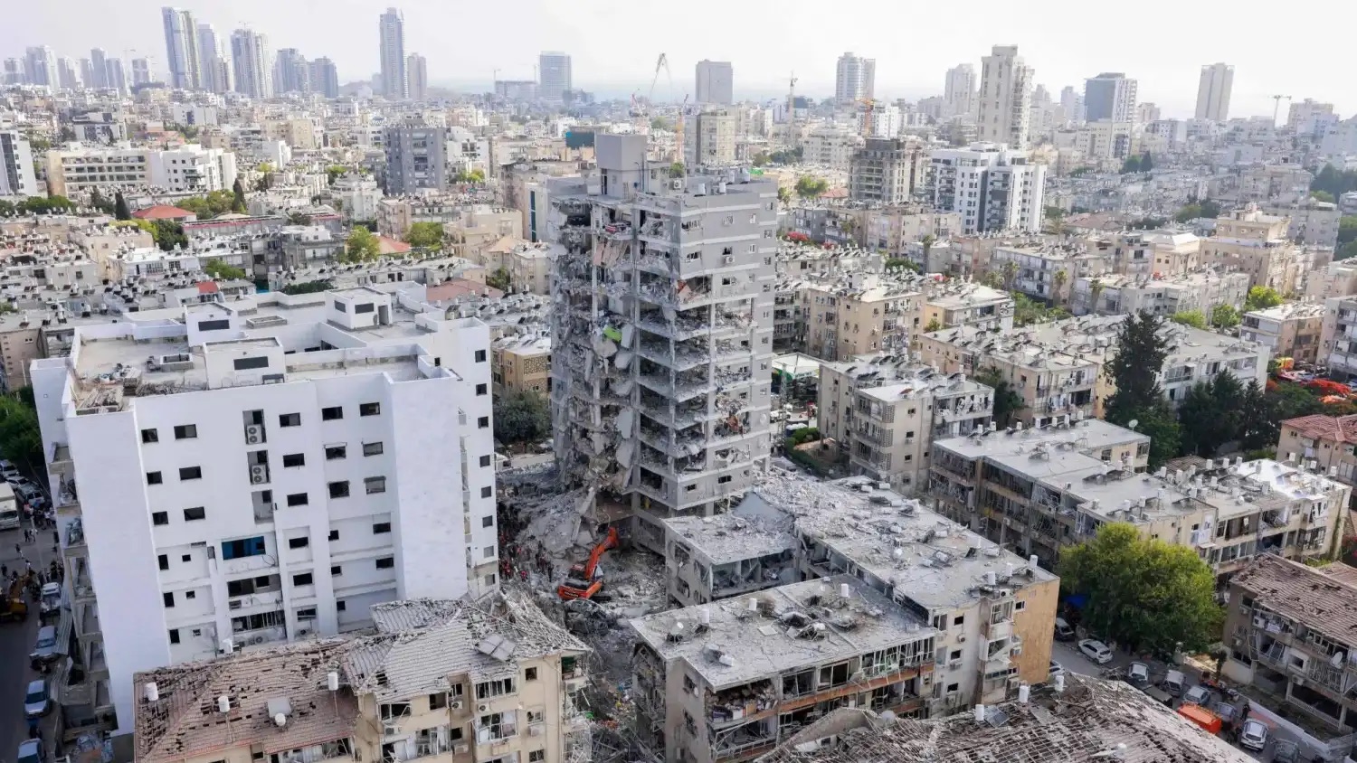 صورة تظهر الدمار في موقع ضربة صاروخية إيرانية على بات يام، إسرائيل 15 حزيران (يونيو) 2025