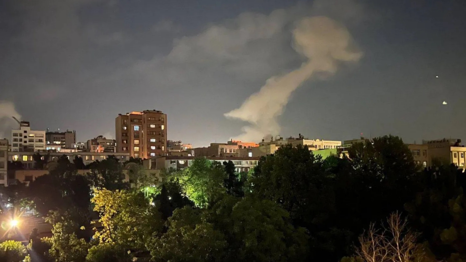 أعمدة الدخان تتصاعد جراء غارة إسرائيلية على طهران