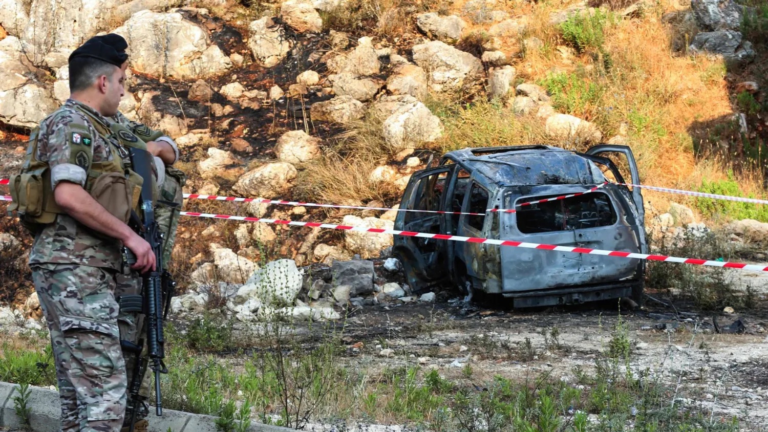 جندي لبناني قرب سيارة استهدفتها مسيّرة إسرائيلية في جنوب لبنان