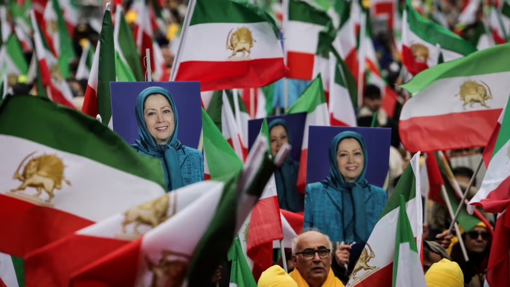 أنصار منظمة مجاهدي خلق الإيرانية يرفعون صور مريم رجوي خلال تظاهرة في باريس، في 8 شباط ( فبراير) 2025