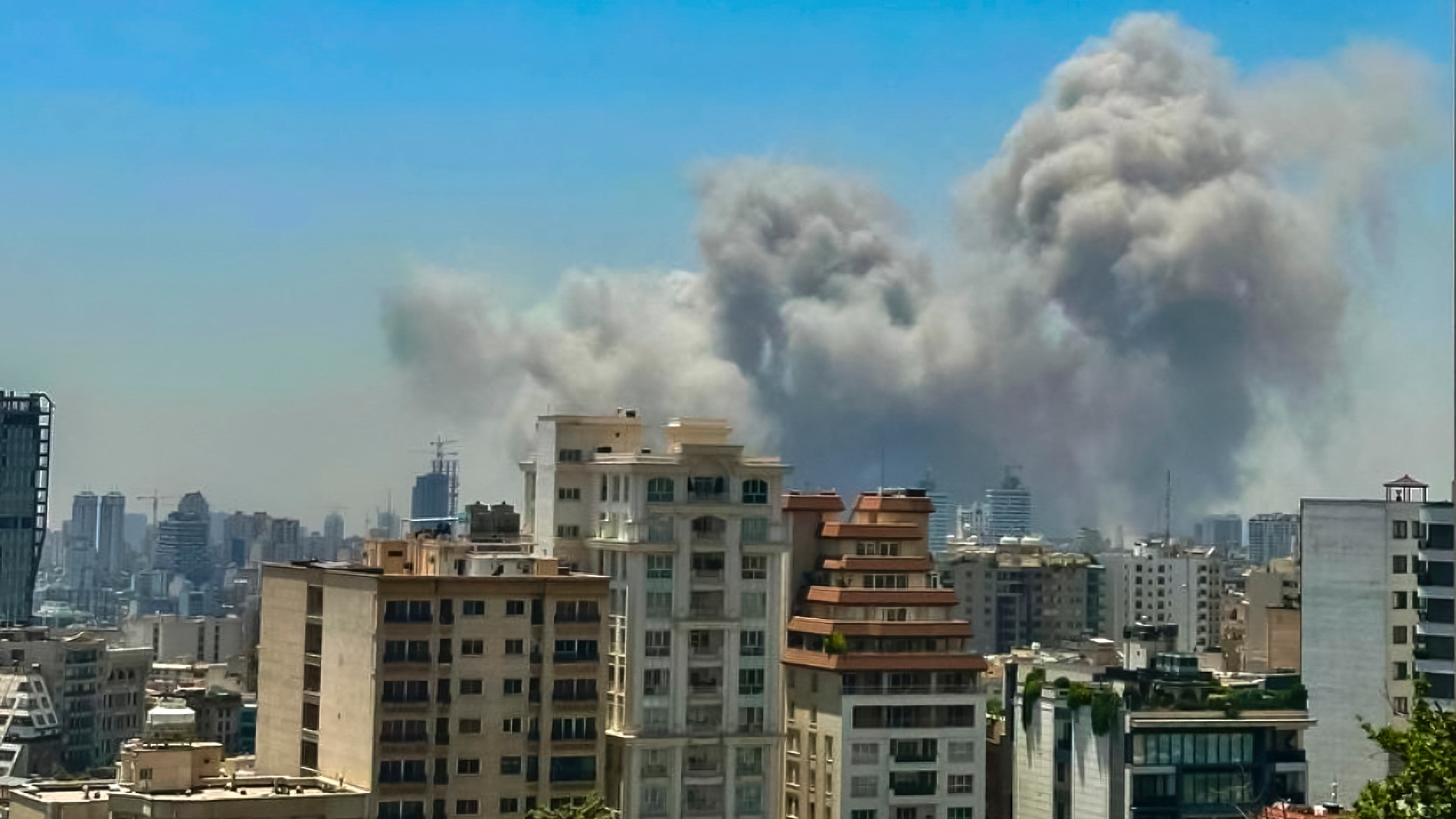 دخان يتصاعد في طهران بعد قصف إسرائيلي استهدف سجناً في العاصمة الإيرانية