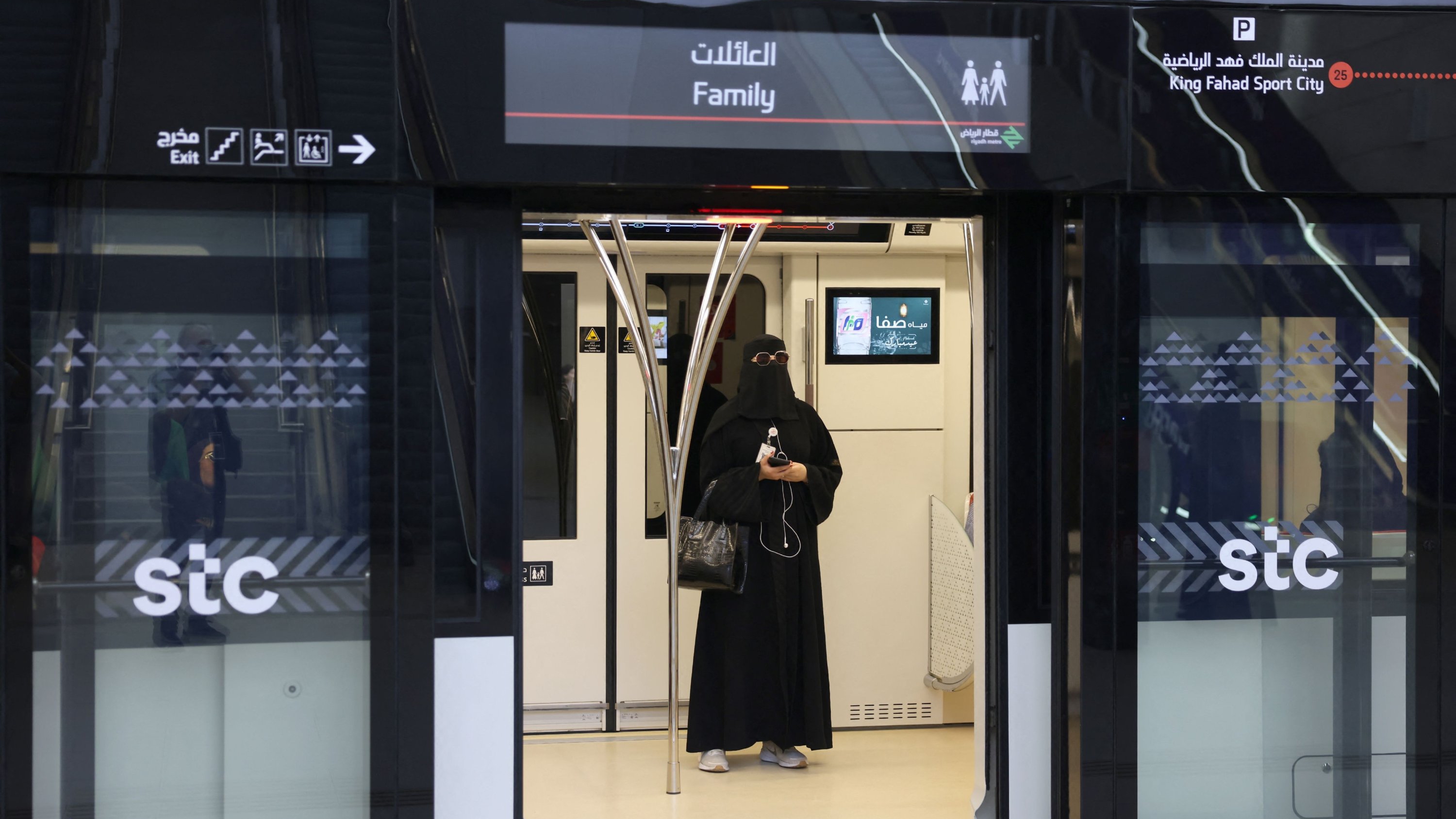 امرأة سعودية تستقل خط المترو المتجه إلى محطة جامعة الملك سعود في الرياض، في 27 نيسان (أبريل) 2025