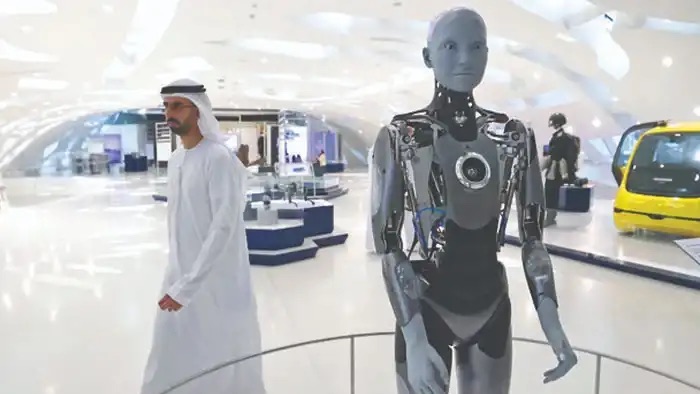 روبوت يعمل بالذكاء الاصطناعي يرحب بالزوار في متحف المستقبل في دبي