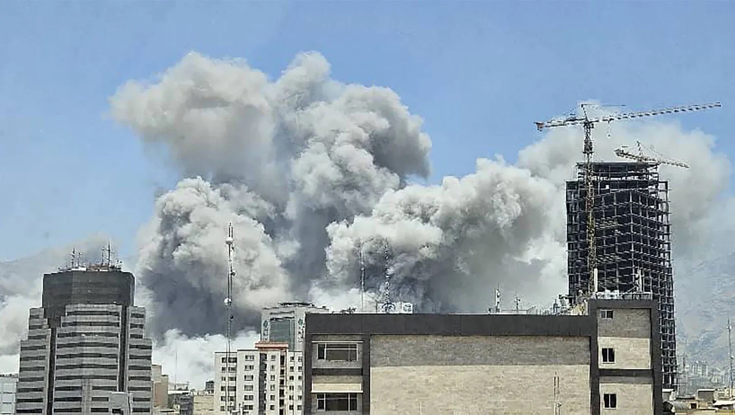 صورة تم تداولها على مواقع التواصل الاجتماعي تظهر تصاعد الدخان في سماء طهران إثر غارة جوية إسرائيلية