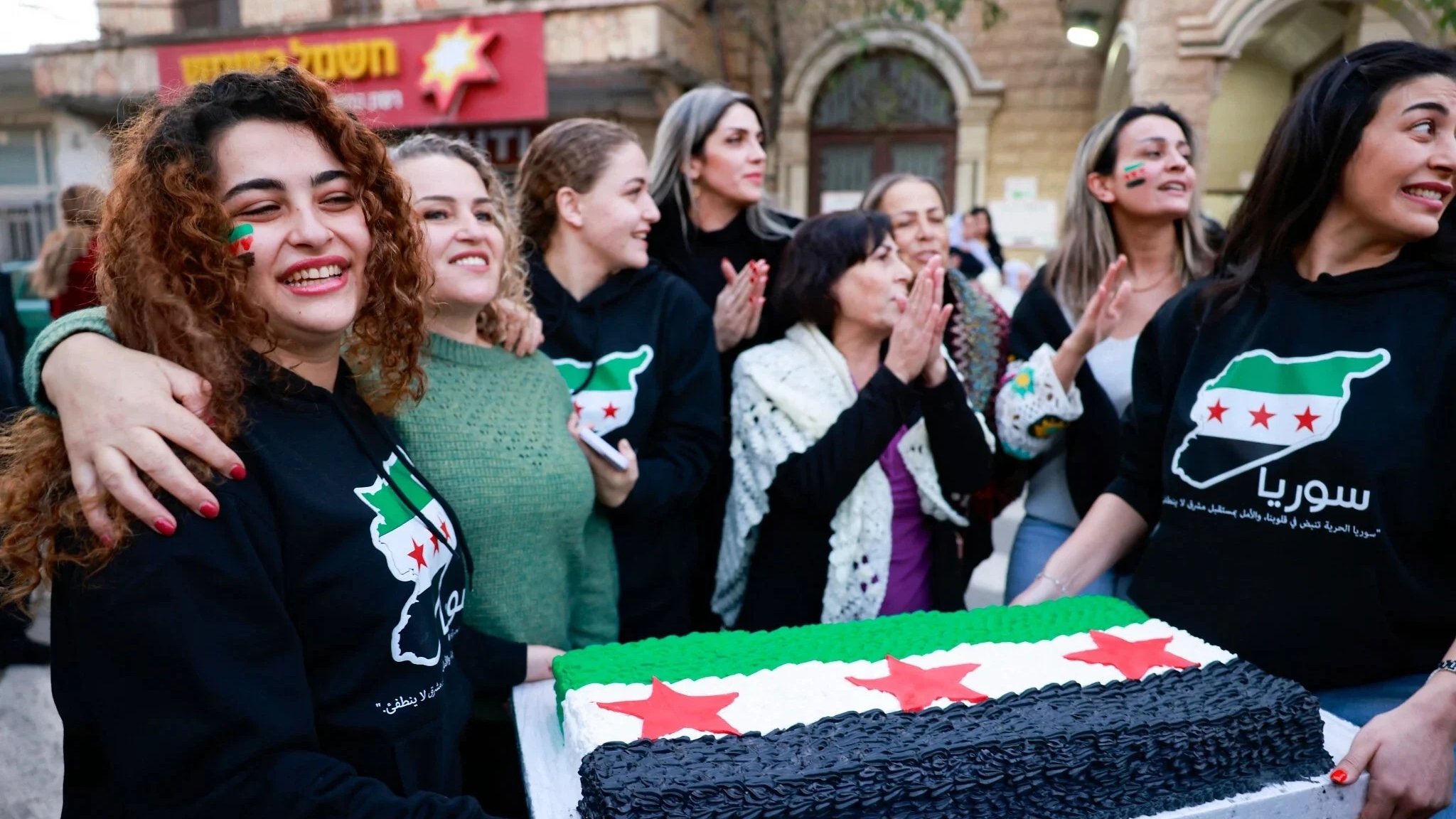 أهالي إحدى القرى الدرزية في جنوب سوريا يحتفلون بسقوط نظام بشار الأسد مطلع كانون الأول (ديسمبر) 2024