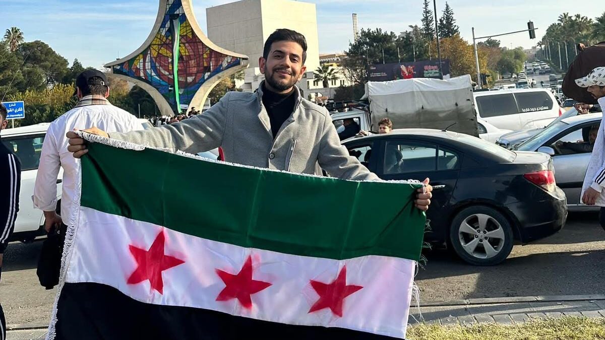 لم يخطر ببال أمجد الساري أنّ ضغطةً عابرةً على هاتفه لالتقاط واجهة السفارة الإيرانية من الرصيف العام ستنقلب إلى ساعاتٍ من التحقيق والإذلال