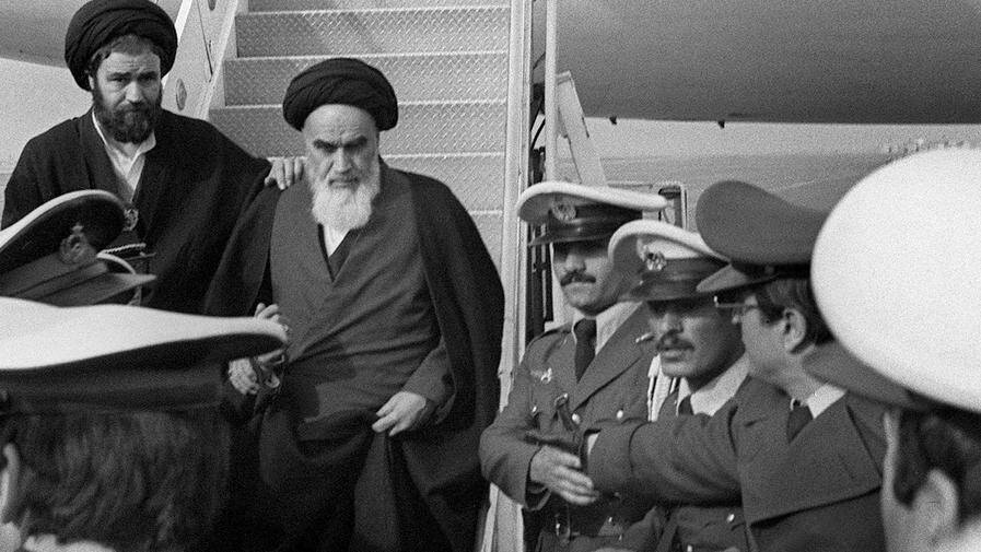 الخميني يغادر طائرة البوينغ 747 التي أعادته من منفاه في فرنسا إلى طهران، في الأول من شباط (فبراير) 1979