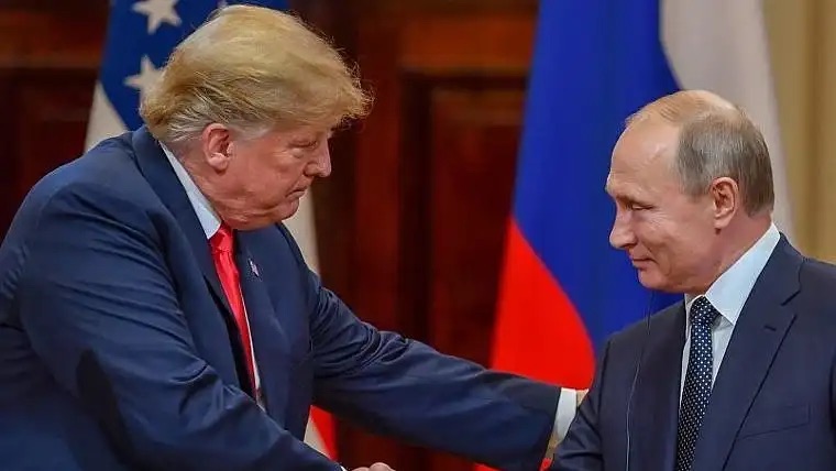 الرئيس الروسي فلاديمير بوتن يصافح الرئيس الأميركي دونالد ترامب خلال اجتماع في القصر الرئاسي في هلسنكي في 16 حزيران (يوليو) 2018