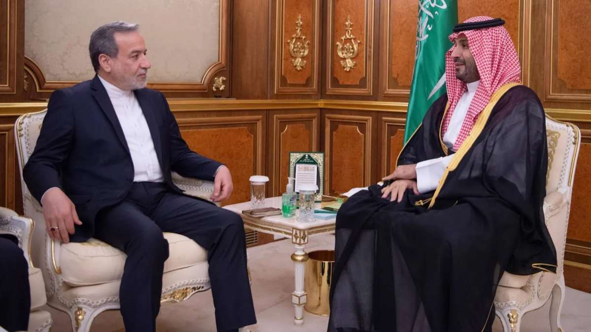 ولي العهد السعودي الأمير محمد بن سلمان مستقبلاً وزير الخارجية الإيراني عباس عراقجي في جدة الثلاثاء (واس)