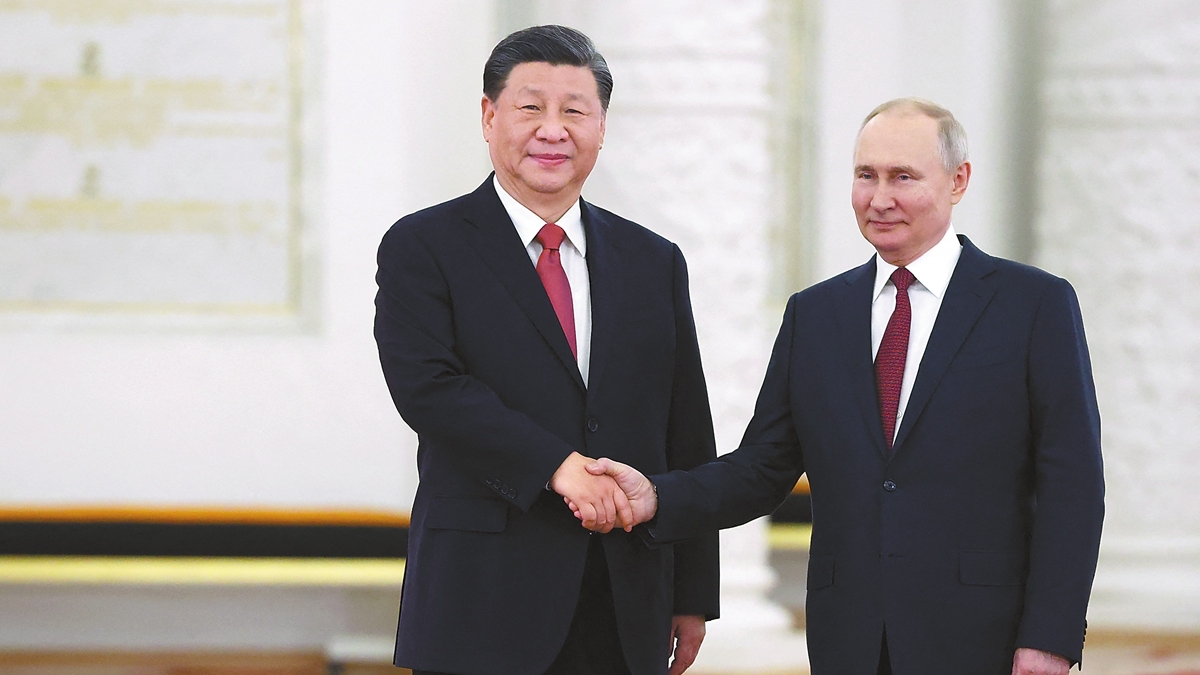 مصافحة بين الرئيسين الروسي والصيني في الكرملين في 2023