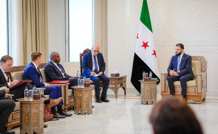 الرئيس السوري أحمد الشرع مستقبلا وزير الخارجية البريطاني ديڤيد لامي 