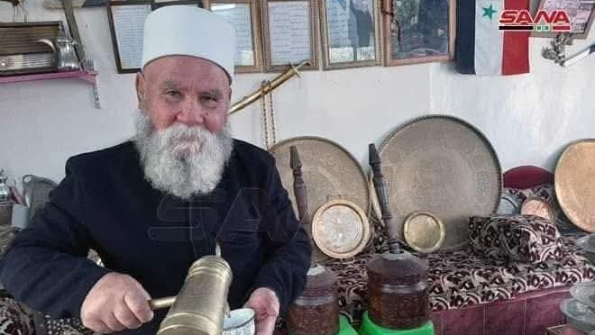 الشيخ مرهج شاهين داخل مضافته التي اقتحمها المسلحون واعتقلوه بداخلها