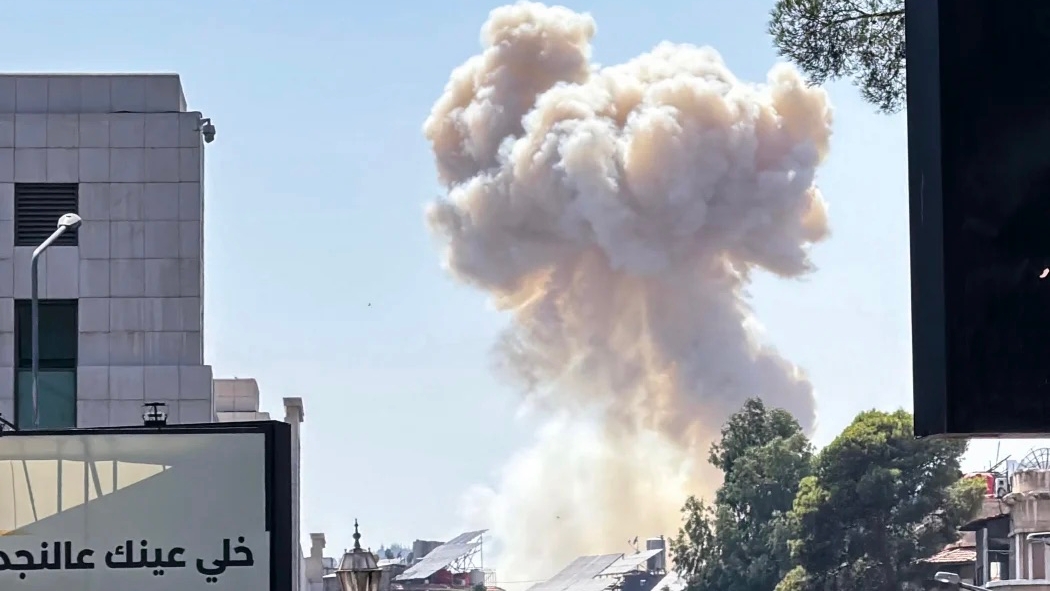 أعمدة الدخان تتصاعد من مبنى وزارة الدفاع السورية، الرمز الأعلى للسيادة الوطنية، بعدما استهدفها الطيران الإسرائيلي في قلب دمشق ودمرها بالتزامن مع قصف تحذيري طاول بوابات القصر الرئاسي