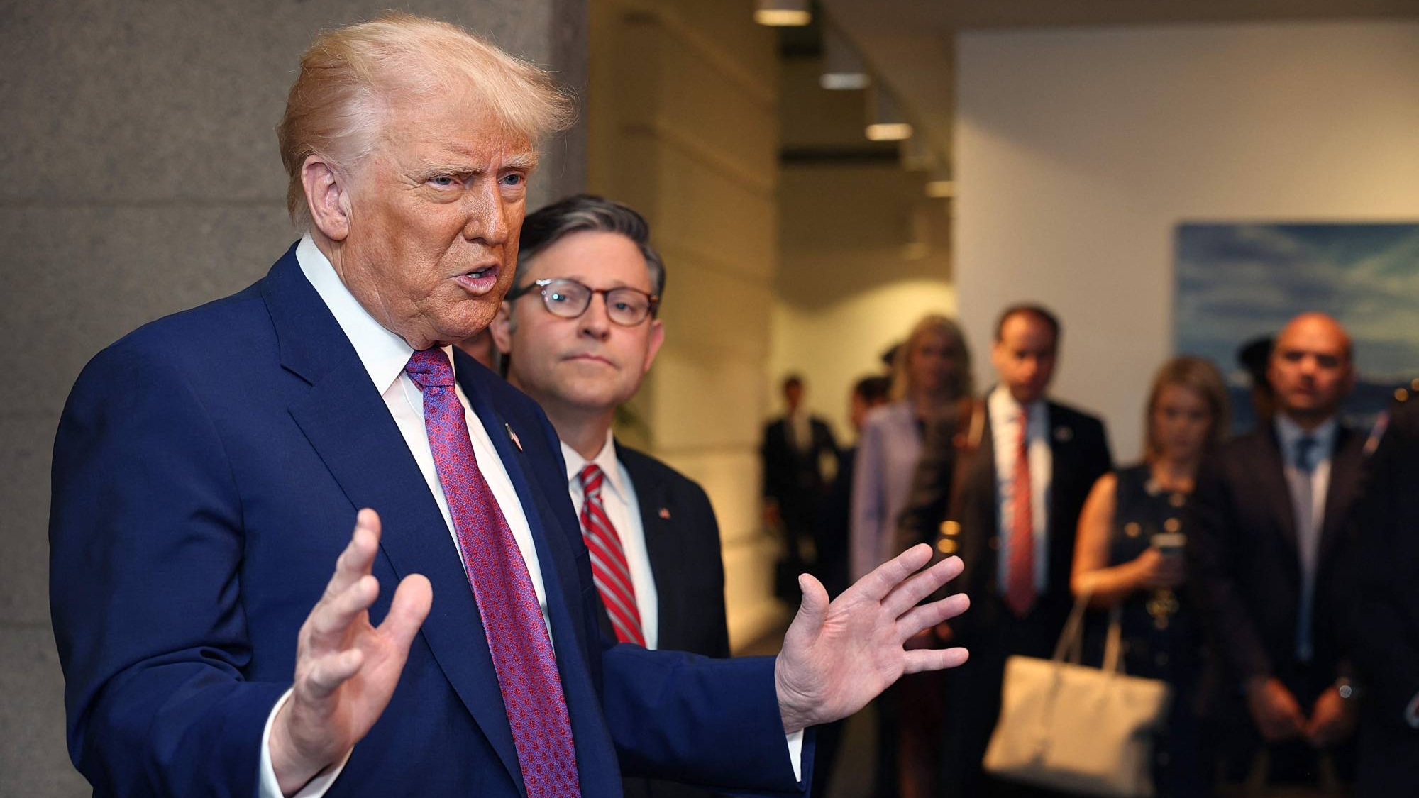 الرئيس الأميركي دونالد ترامب يتحدث إلى الصحافة بعد اجتماع للحزب الجمهوري في مجلس النواب في 20 أيار (مايو) 2025