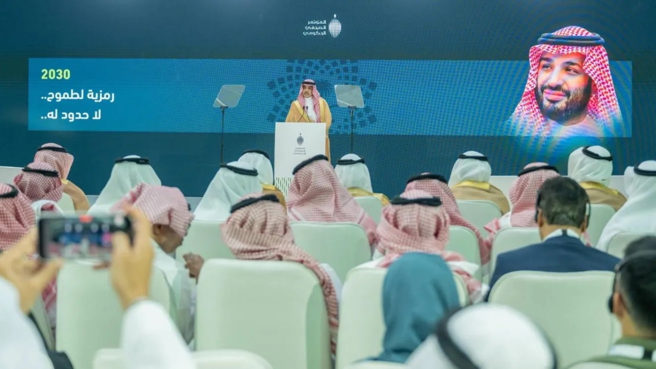 وزير الإعلام سلمان الدوسري خلال المؤتمر