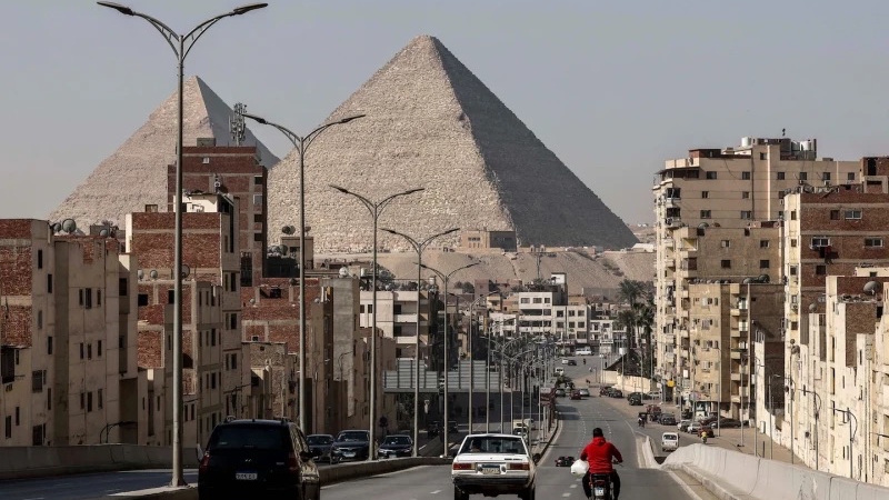 عربات على طريق يؤدي إلى أهرامات الجيزة