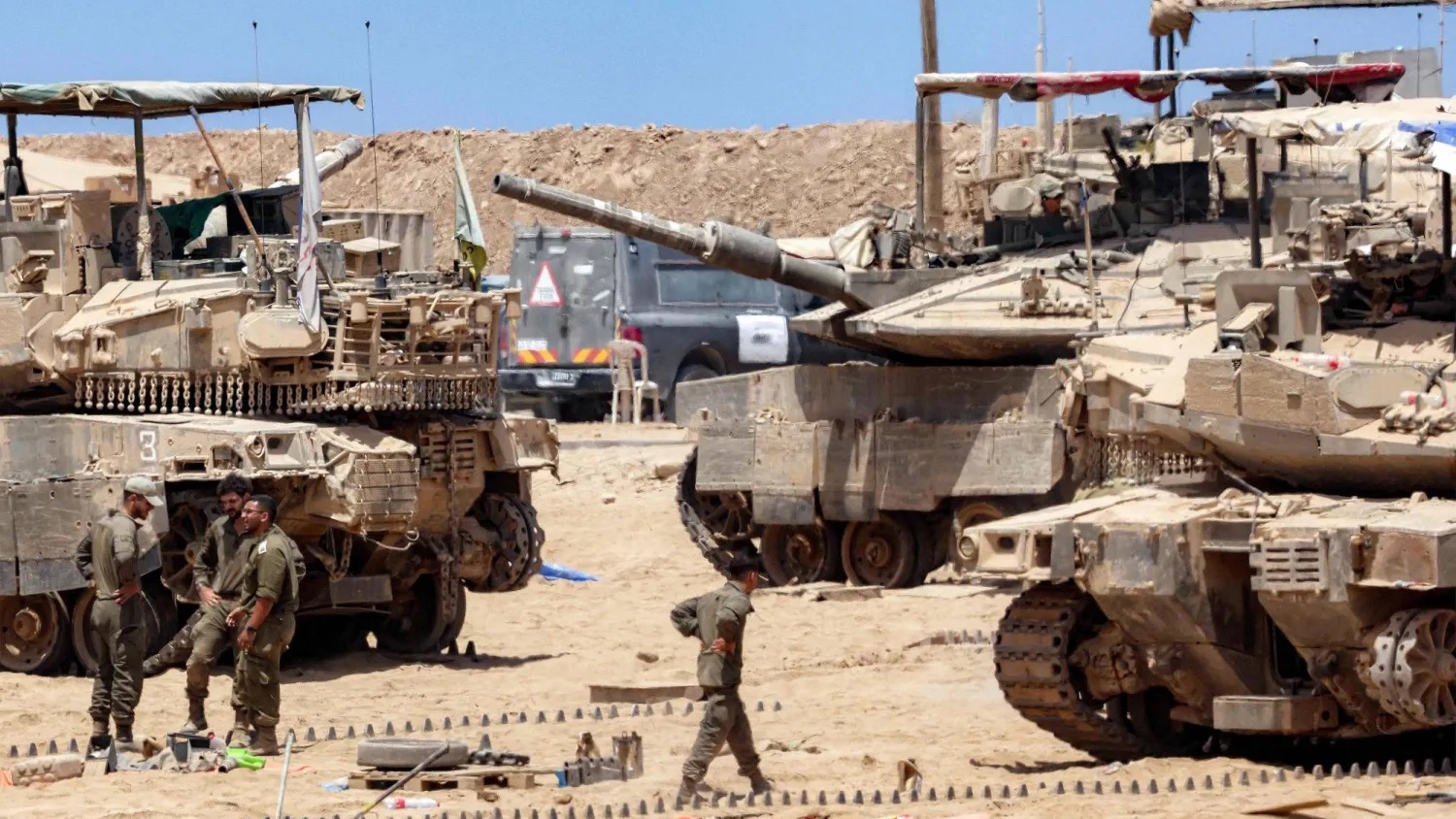 جنود ودبابات بجنوب إسرائيل قرب الحدود مع قطاع غزة في 5 آب (أغسطس) 2025