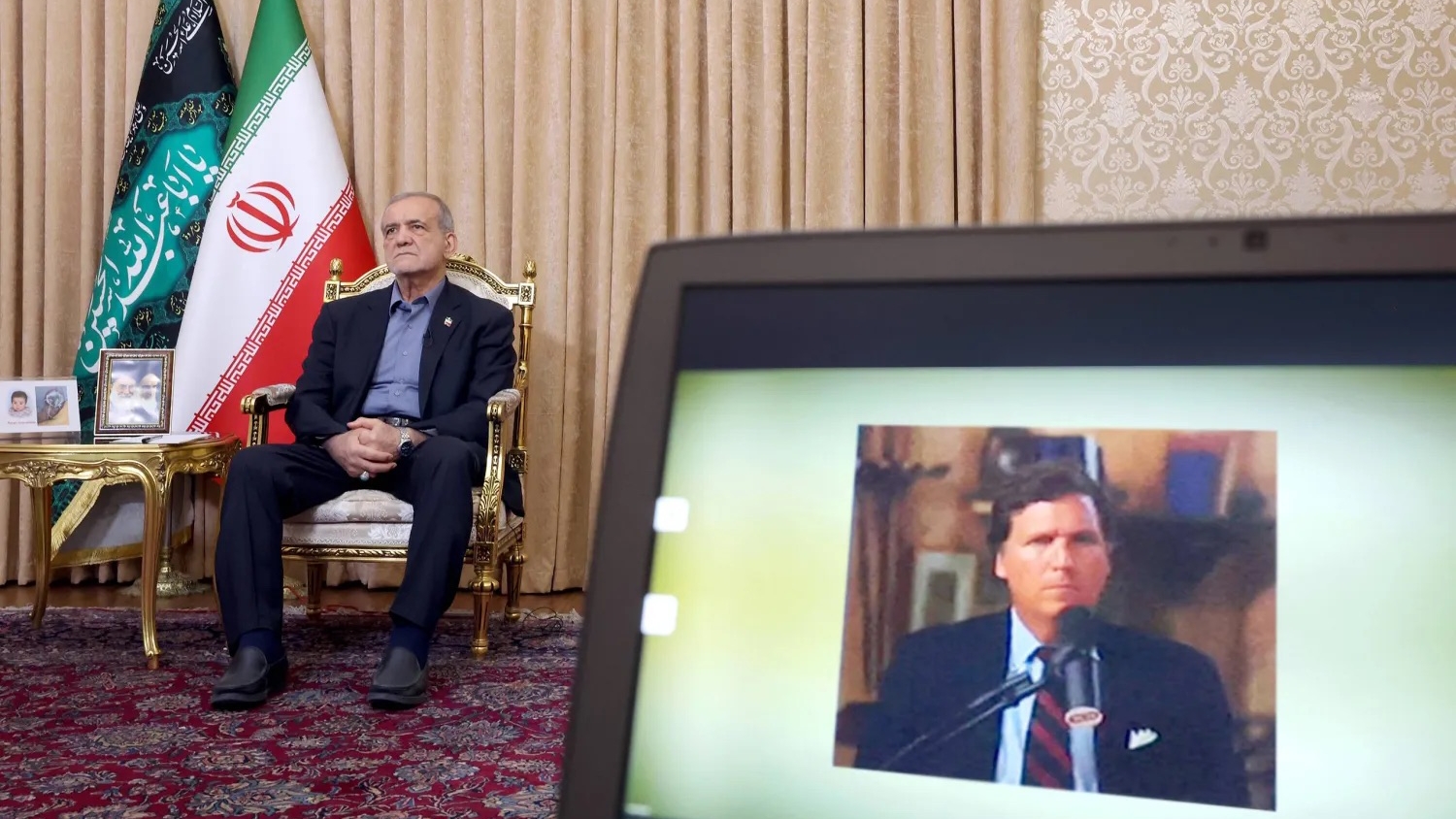 صورة نشرها موقع الرئاسة الإيرانية للرئيس مسعود بزشكيان خلال مقابلة مع تاكر كارلسون