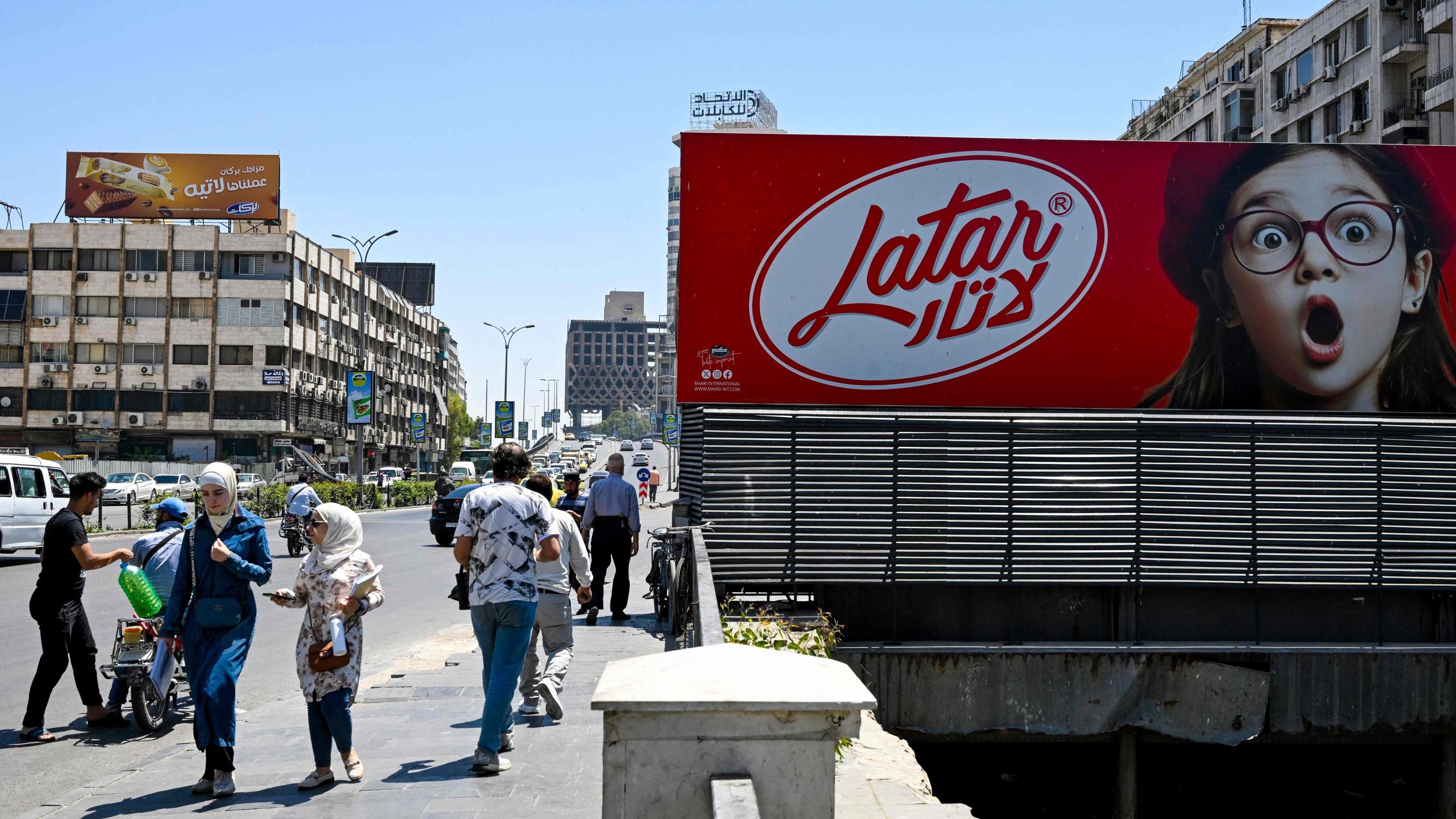 مارة في أحد شوارع سوريا بعد سقوط نظام الرئيس السابق بشار الأسد