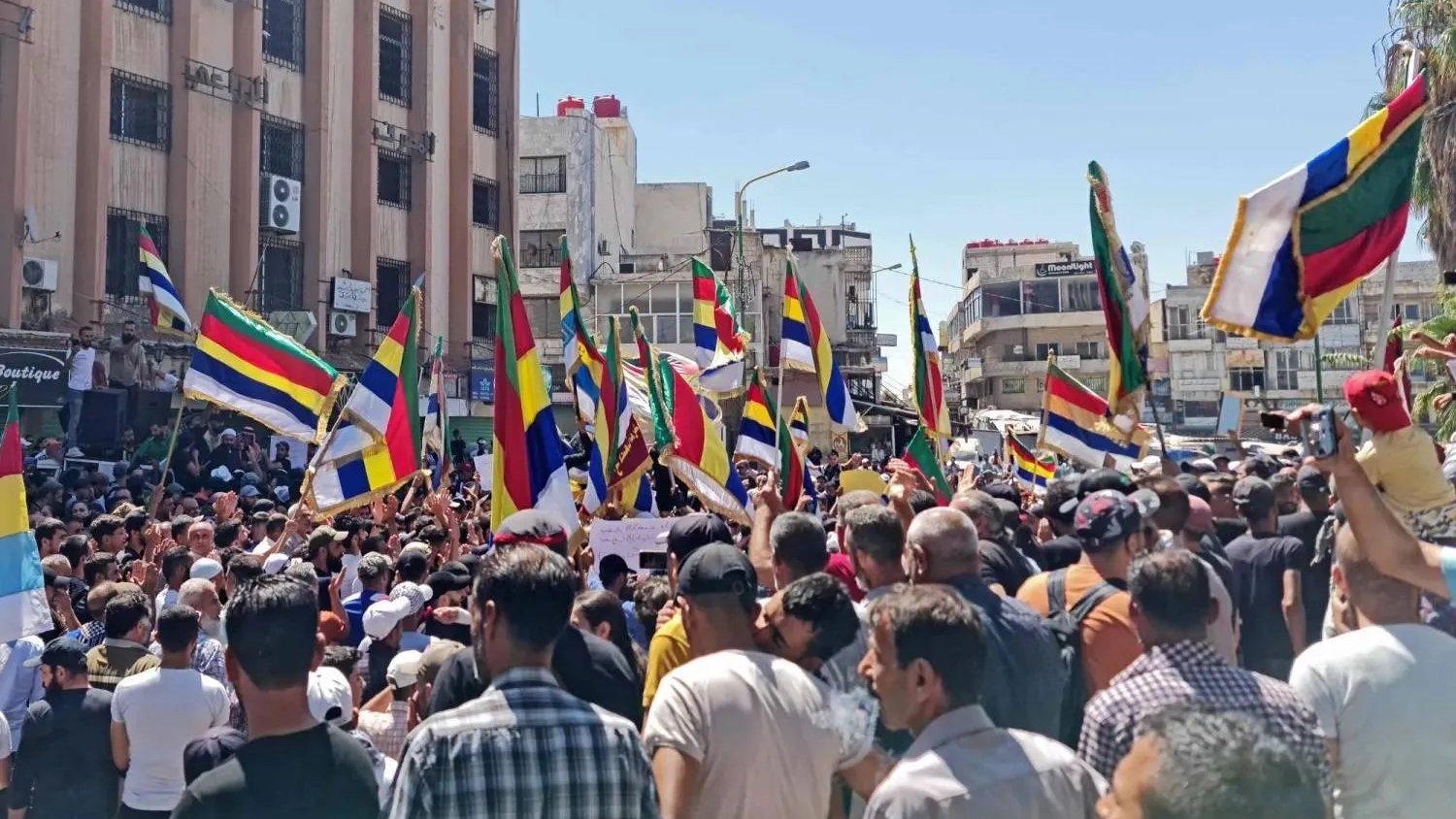 آلاف المتظاهرين في مدينة السويداء خرجوا طلباً لاستقلال ناجز عن سوريا