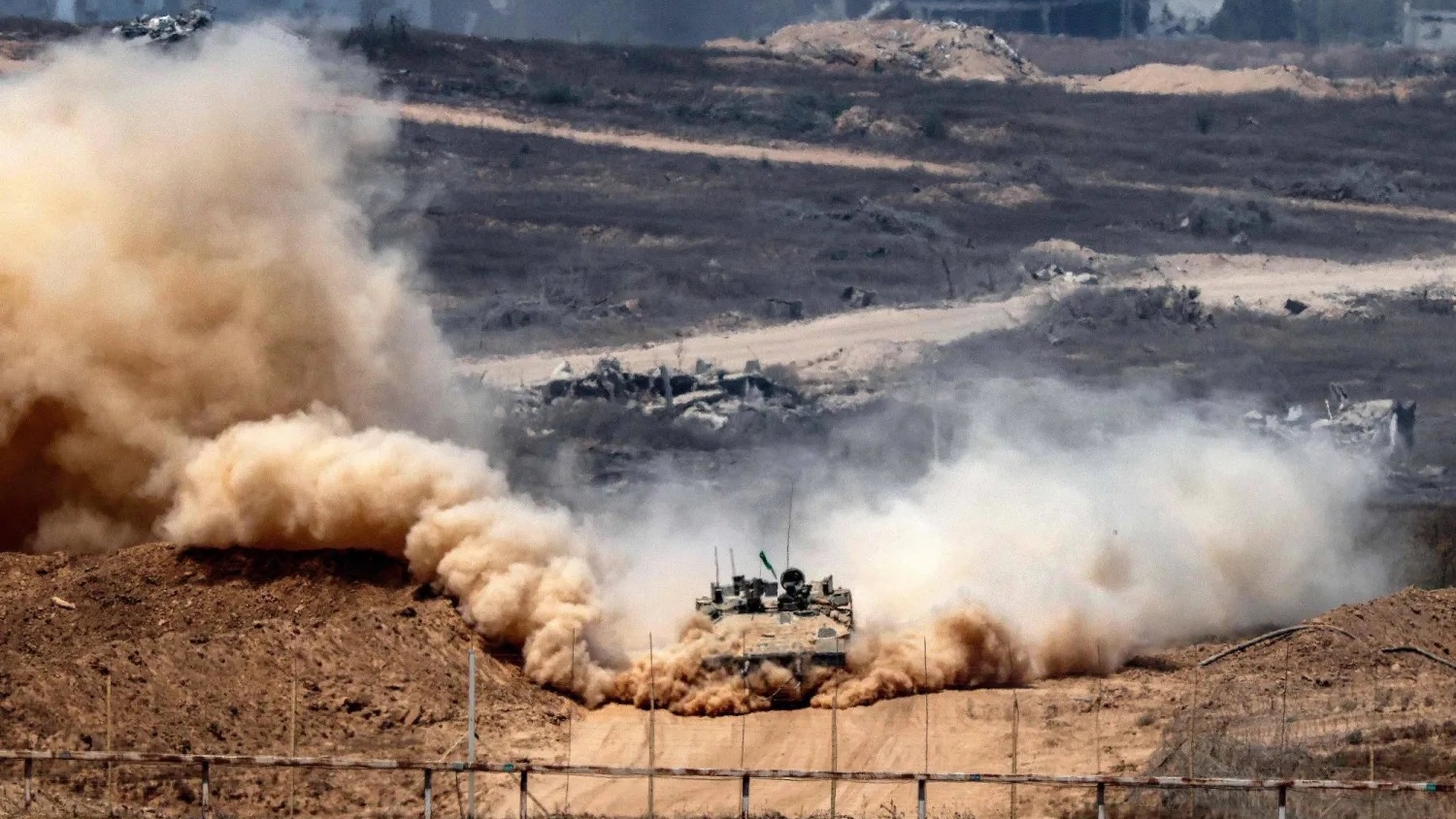 مركبة تابعة للجيش الإسرائيلي تتحرك في موقع على طول الحدود الجنوبية لإسرائيل مع قطاع غزة