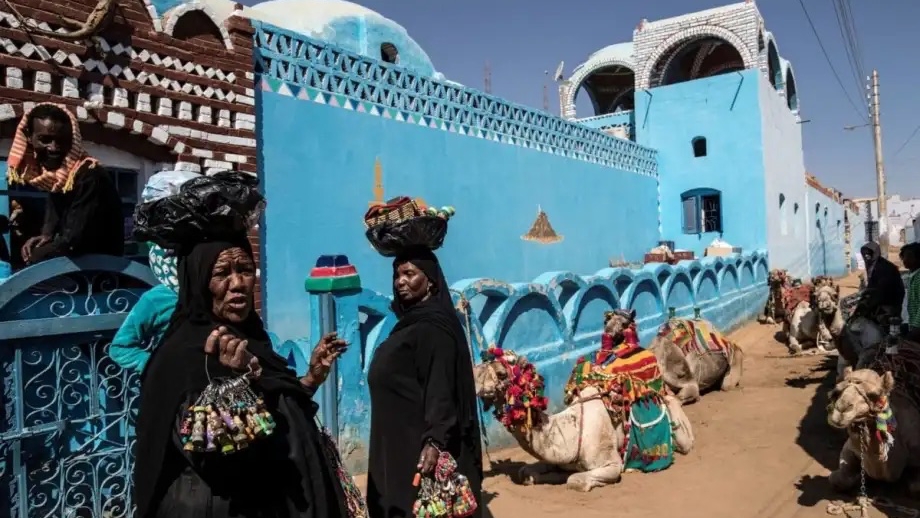 نساء نوبيات مصريات يبعن الهدايا التذكارية في قرية غرب سهيل بالقرب من أسوان