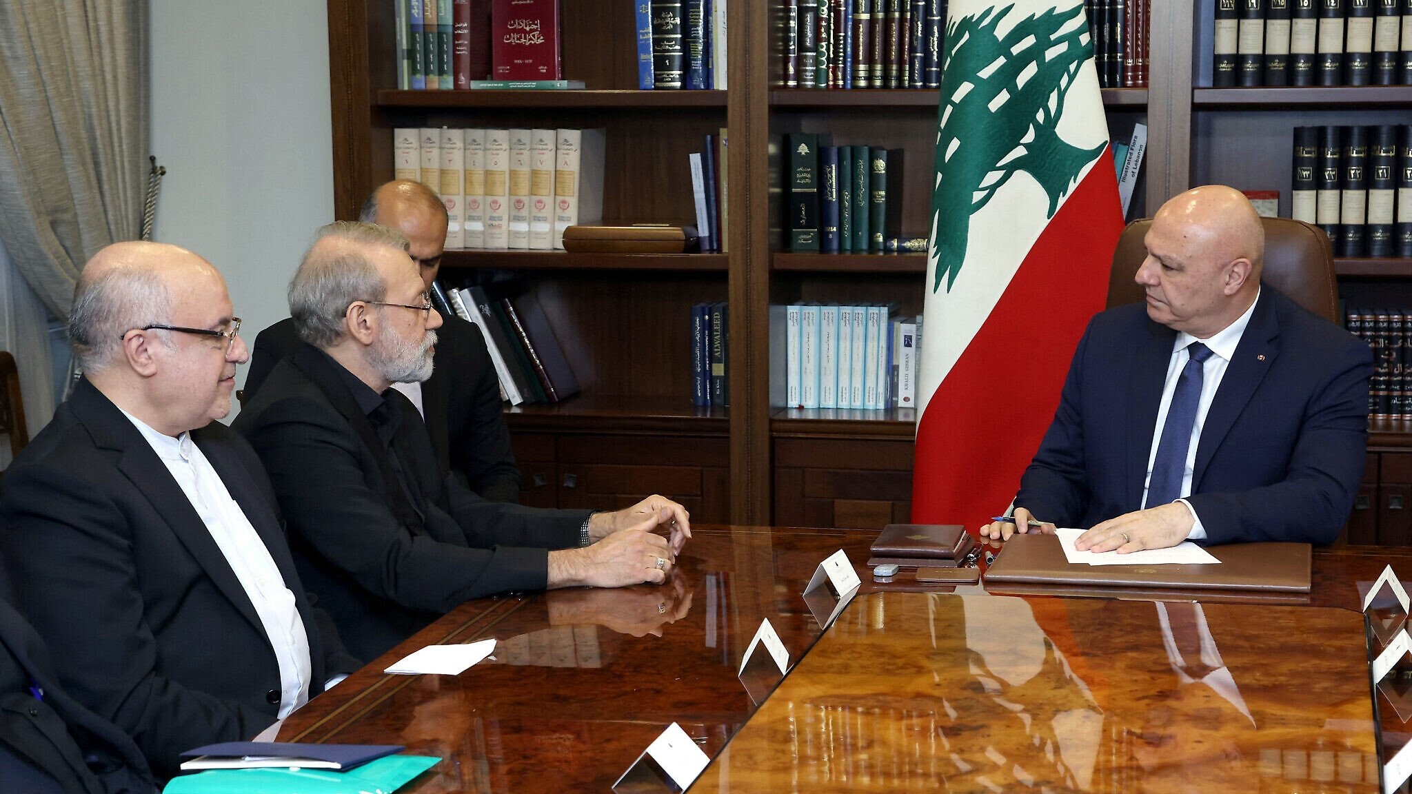 الرئيس اللبناني جوزيف عون مستقبلاً أمين المجلس الأعلى للأمن القومي الإيراني علي لاريجاني بحضور السفير الإيراني في لبنان