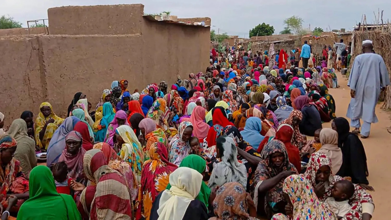 تجمع لسكان سودانيين ينتظرون تلقي وجبات غذائية في مدينة الفاشر المحاصرة