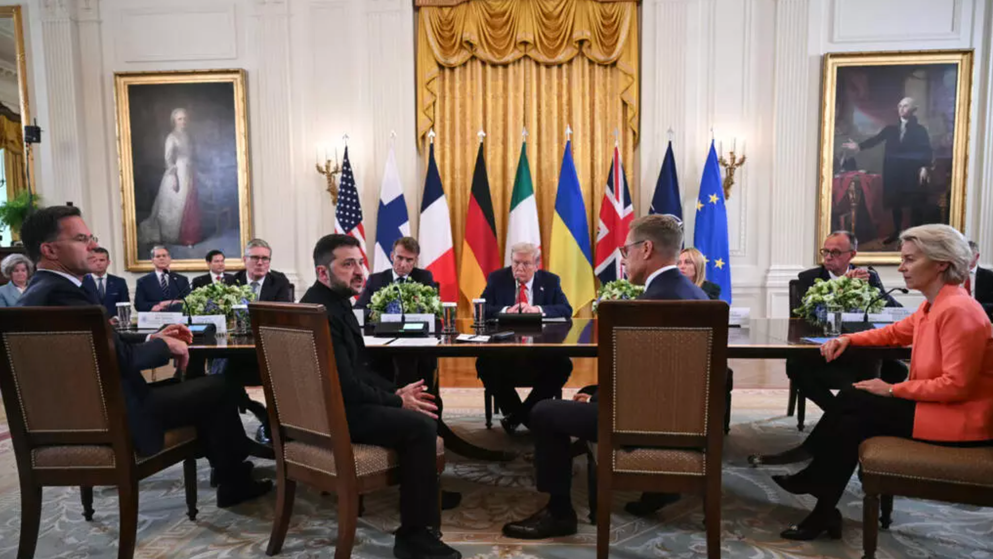 الرئيس الأميركي دونالد ترامب مجتمعاً إلى قادة من أوروبا في البيت الأبيض