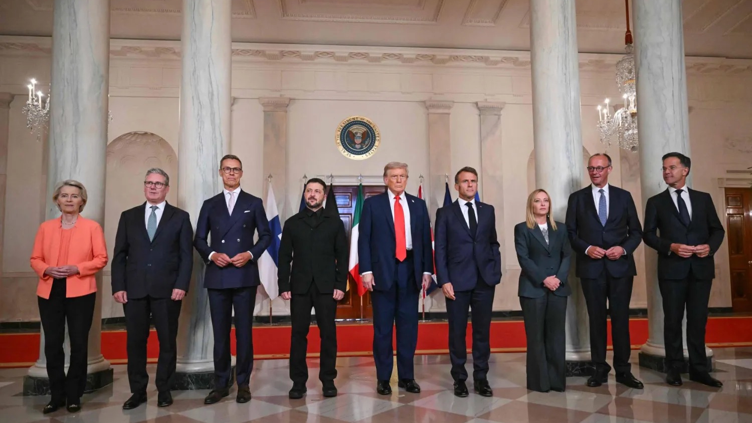 أورسولا فون دير لاين وكير ستارمر والرؤساء: الفنلندي ألكسندر ستوب والأوكراني فولوديمير زيلينسكي والأميركي دونالد ترمب والفرنسي إيمانويل ماكرون ورئيسة الوزراء الإيطالية جورجيا ميلوني والمستشار الألماني فريدريش ميرتس والأمين العام لحلف شمال الأطلسي مارك روته... يلتقطون صورة جماعية في البيت الأبيض بواشنطن العاصمة