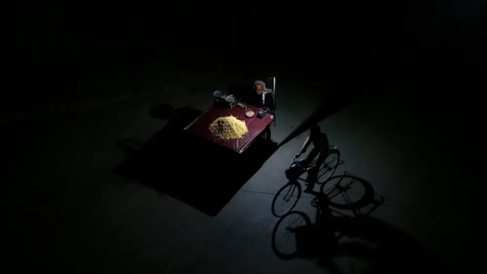 يواجه السوريون ساعات تقنين غير مسبوقة وسط ارتفاع جنوني في أسعار الطاقة