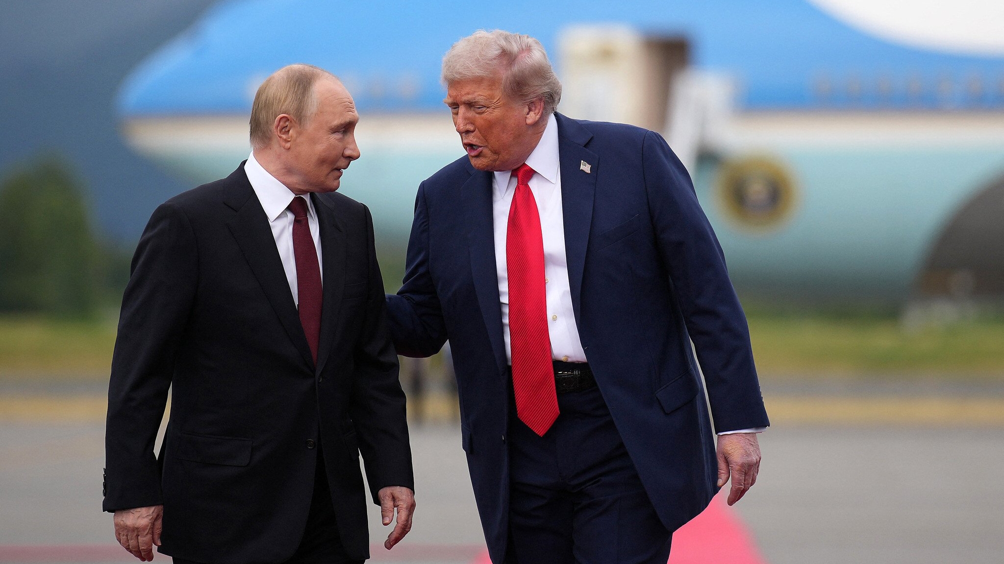 الرئيس الأميركي دونالد ترامب مستقبلاً الرئيس الروسي فلاديمير بوتين في آلاسكا